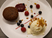 Schokoküchlein mit flüssigem Kern, Vanille-Zitronen-Eis und Himbeerspiegel - Rezept - Bild Nr. 14604