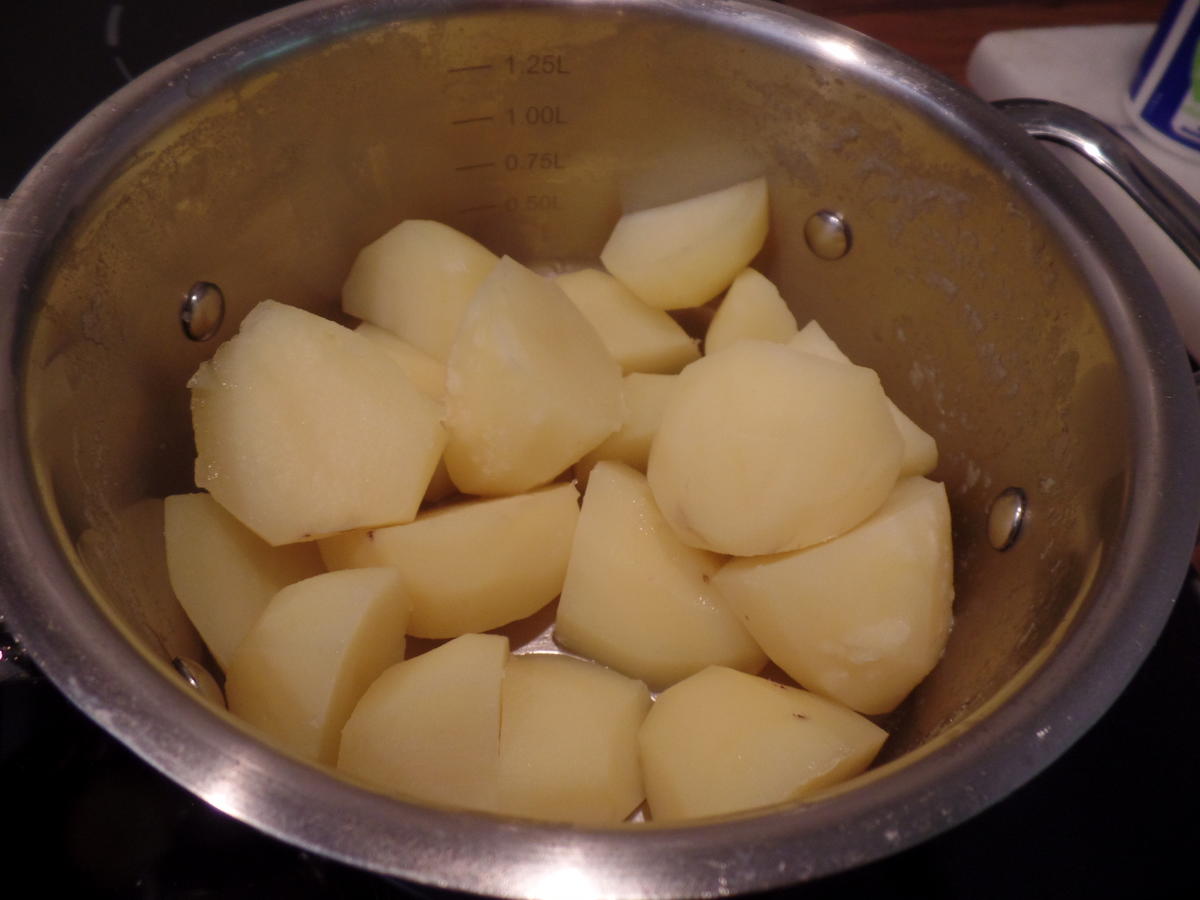 Hackfleisch-Pfifferling-Pfanne mit gepressten Kartoffeln - Rezept - Bild Nr. 14605