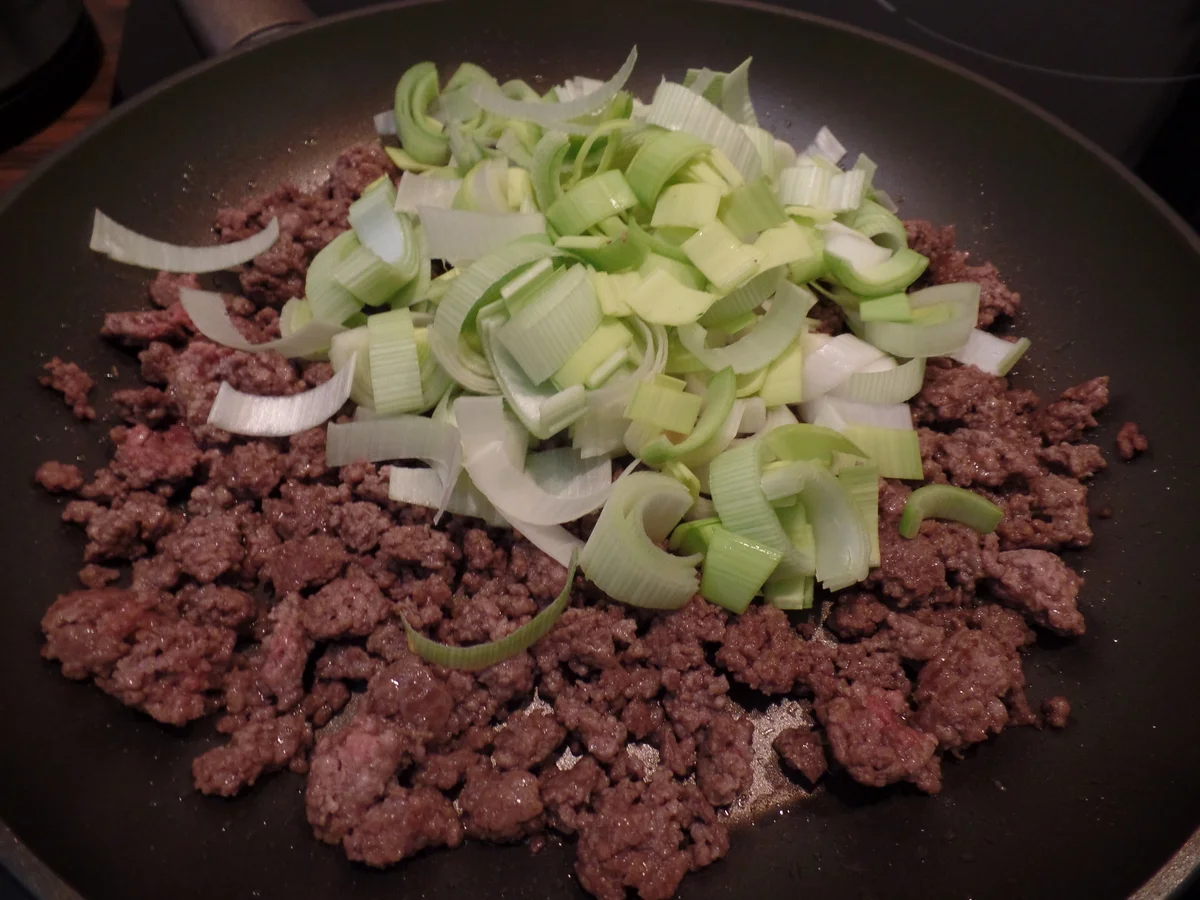 Hackfleisch-Pfifferling-Pfanne mit gepressten Kartoffeln - Rezept - Bild Nr. 14609