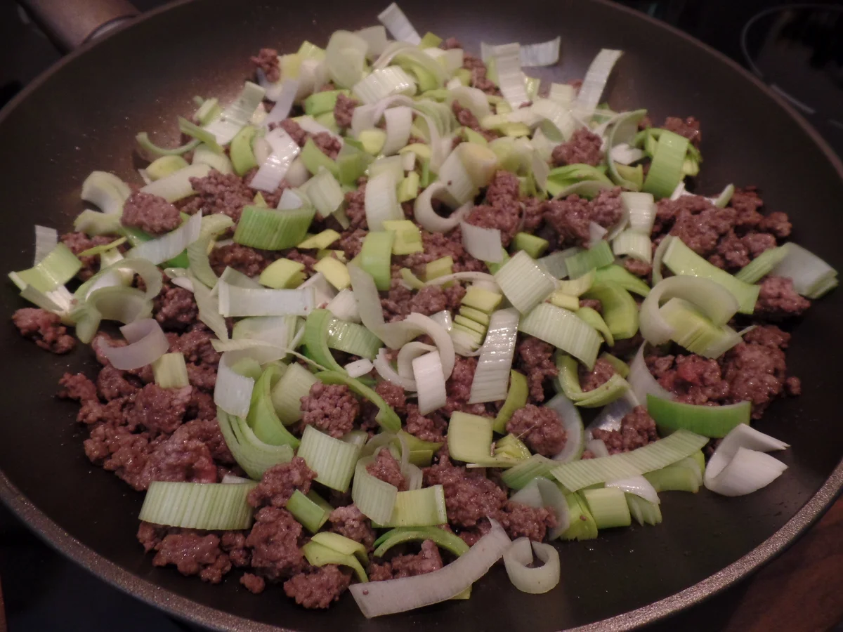 Hackfleisch-Pfifferling-Pfanne mit gepressten Kartoffeln - Rezept - Bild Nr. 14610