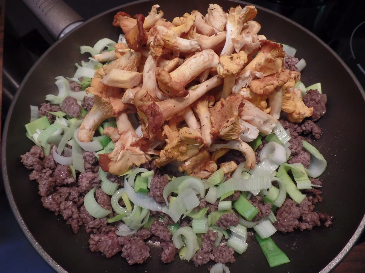 Hackfleisch-Pfifferling-Pfanne mit gepressten Kartoffeln - Rezept - Bild Nr. 14611