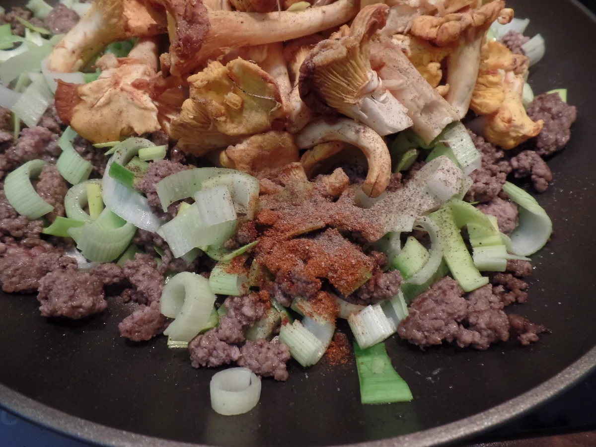 Hackfleisch-Pfifferling-Pfanne mit gepressten Kartoffeln - Rezept - Bild Nr. 14612