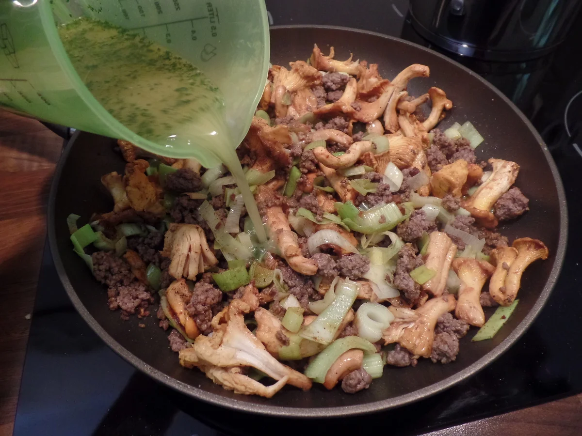 Hackfleisch-Pfifferling-Pfanne mit gepressten Kartoffeln - Rezept - Bild Nr. 14613