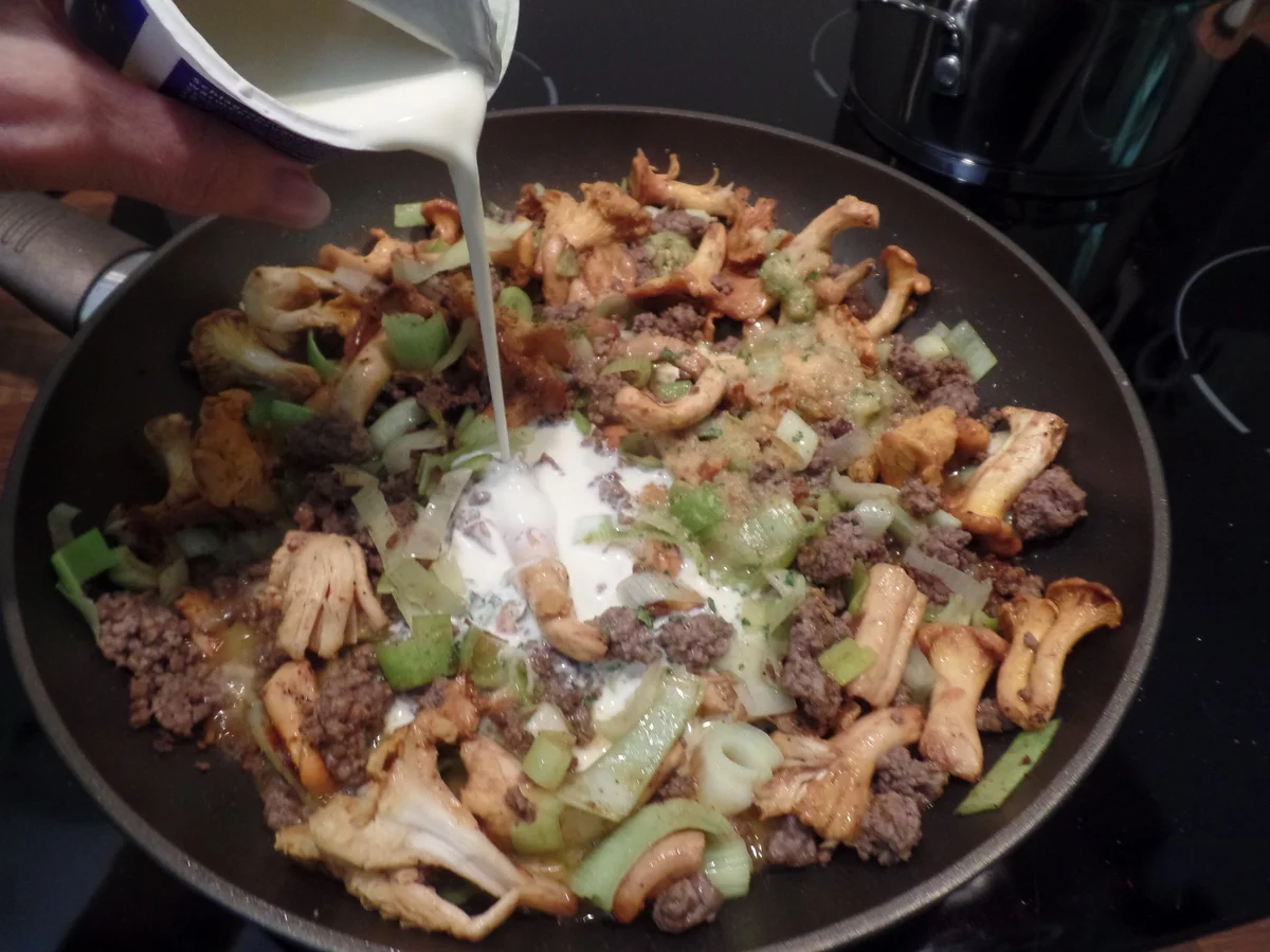 Hackfleisch-Pfifferling-Pfanne mit gepressten Kartoffeln - Rezept - Bild Nr. 14614