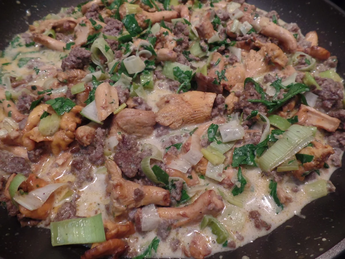 Hackfleisch-Pfifferling-Pfanne mit gepressten Kartoffeln - Rezept - Bild Nr. 14615