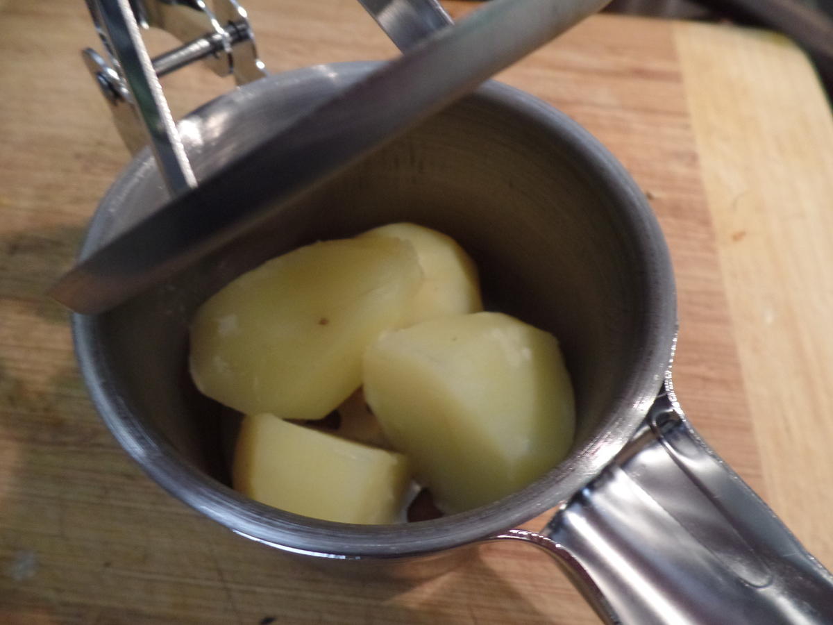 Hackfleisch-Pfifferling-Pfanne mit gepressten Kartoffeln - Rezept - Bild Nr. 14616