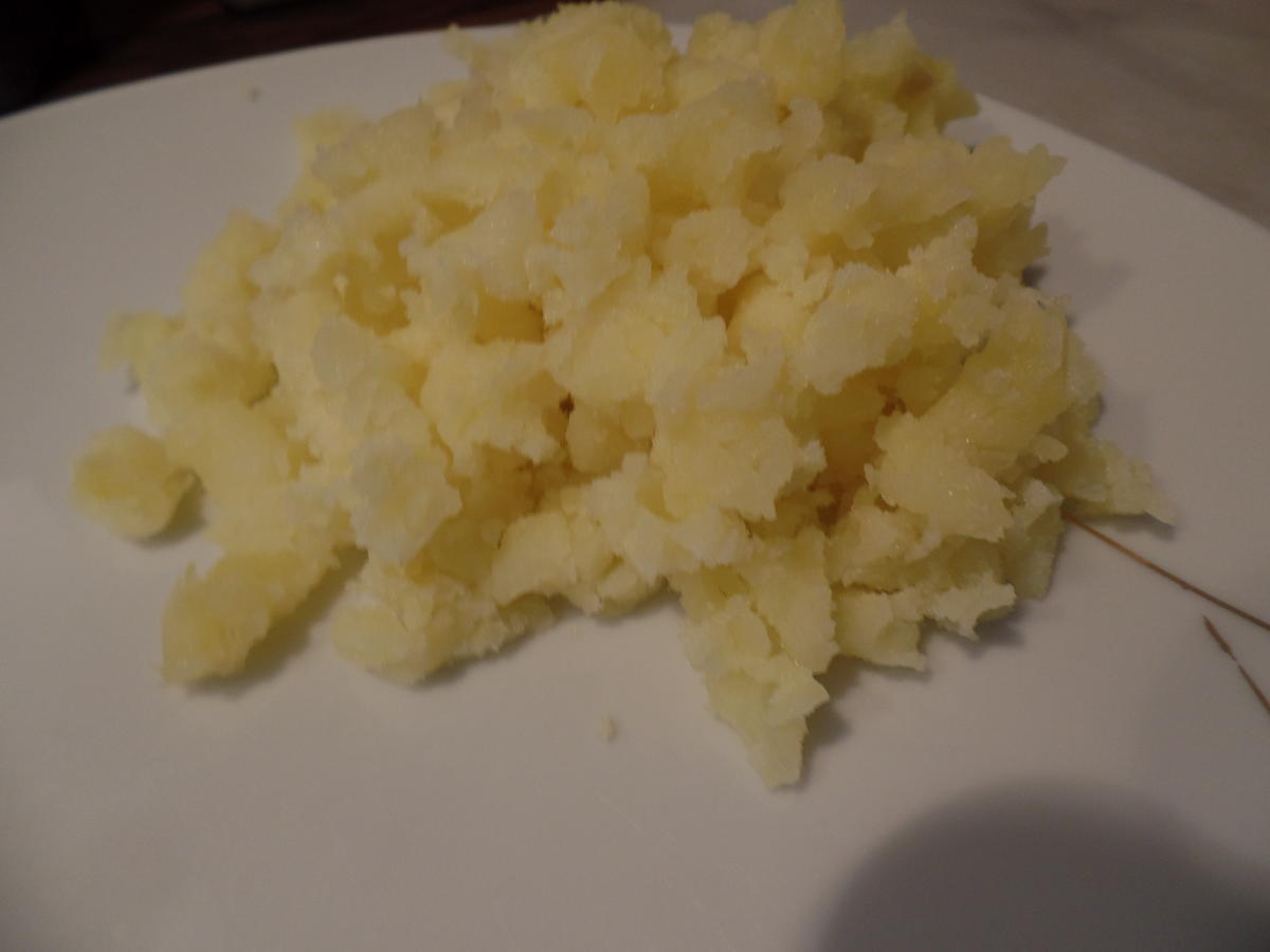 Hackfleisch-Pfifferling-Pfanne mit gepressten Kartoffeln - Rezept - Bild Nr. 14617