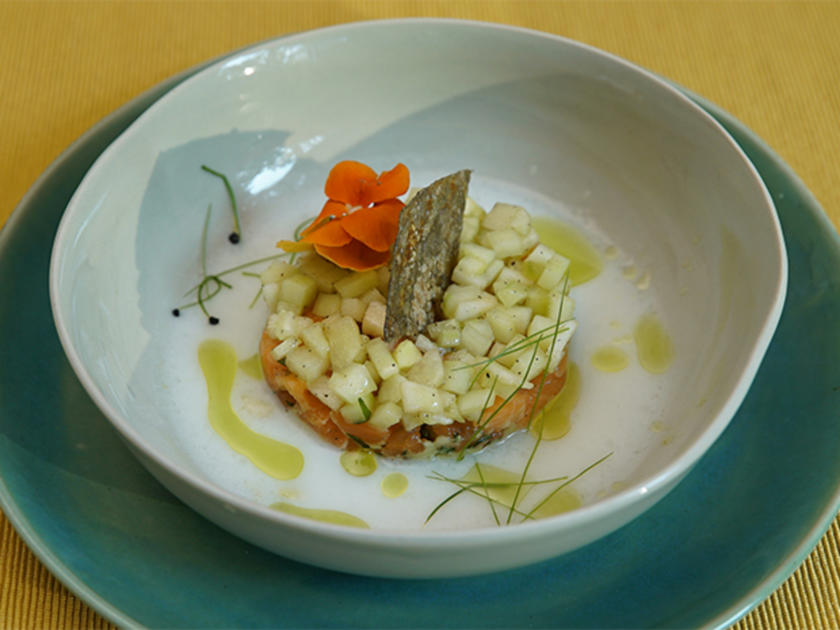 Tatar vom Saibling im Buttermilchsud mit Apfel Gurken Ragout und ...