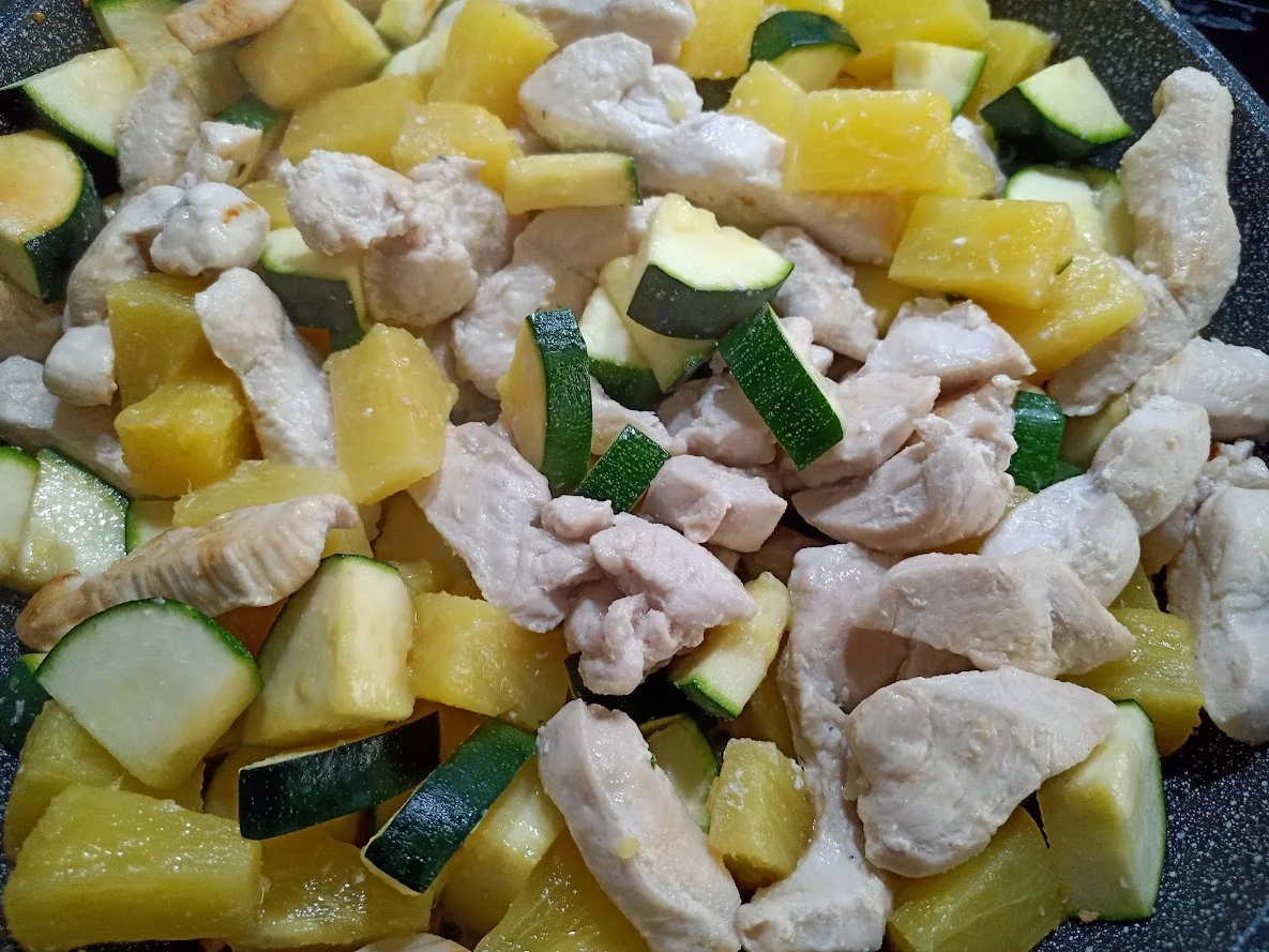 Rezept: Curry-Ananas-Huhn mit Zucchini Bild Nr. 14664 Curry-Ananas-Huhn mit Zucchini - Rezept - Bild Nr. 14664