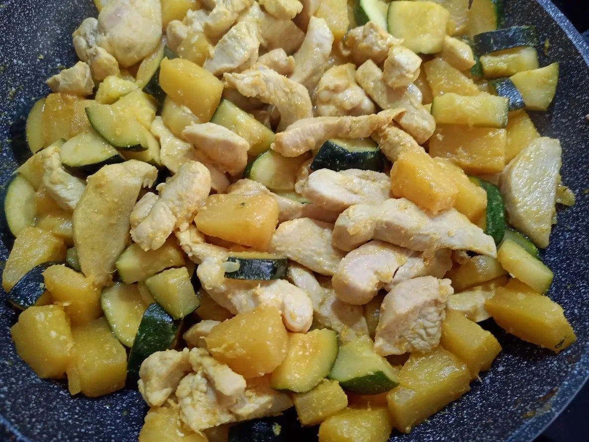 Rezept: Curry-Ananas-Huhn mit Zucchini Bild Nr. 14665 Curry-Ananas-Huhn mit Zucchini - Rezept - Bild Nr. 14665