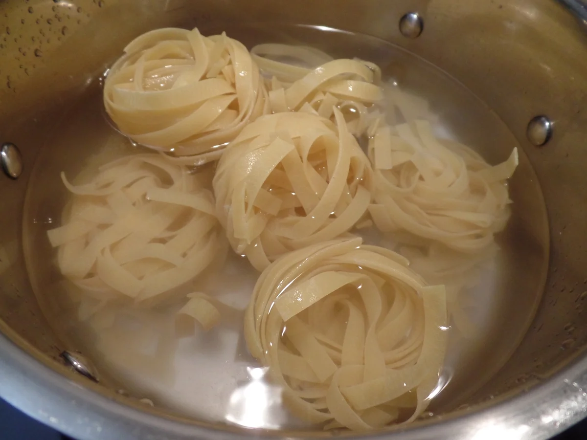 Tagliatelle mit Thunfisch-Tomatensauce - Rezept - Bild Nr. 14672