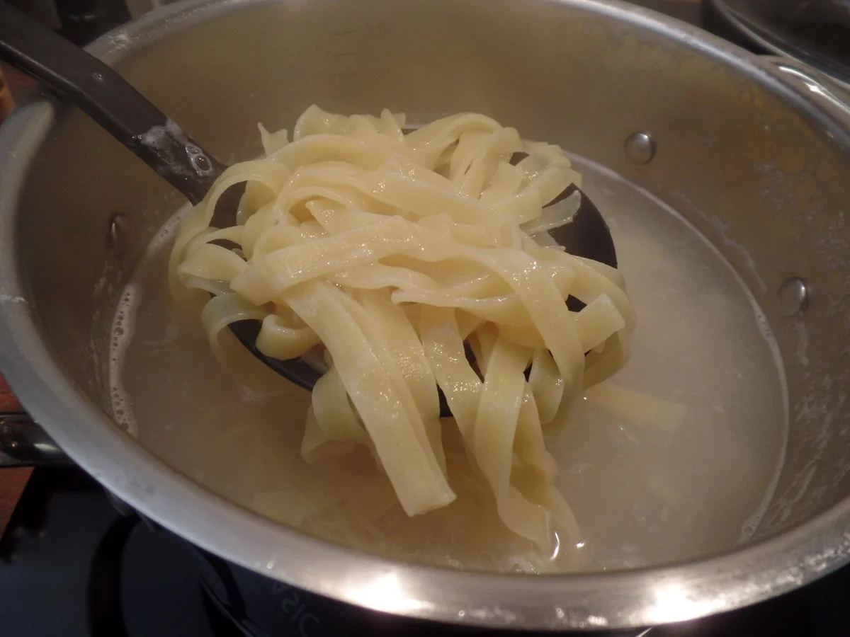 Tagliatelle mit Thunfisch-Tomatensauce - Rezept - Bild Nr. 14673