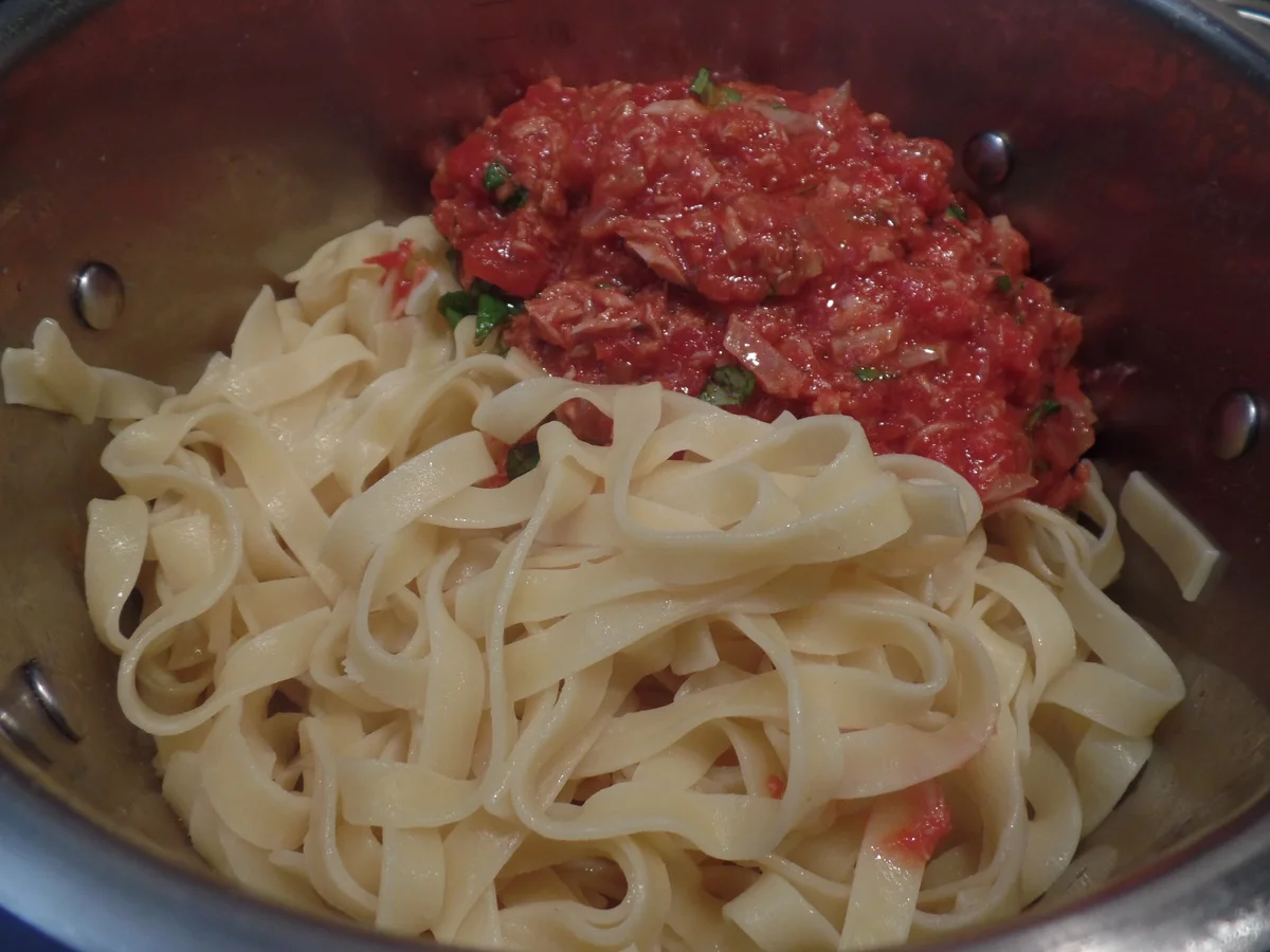 Tagliatelle mit Thunfisch-Tomatensauce - Rezept - Bild Nr. 14674