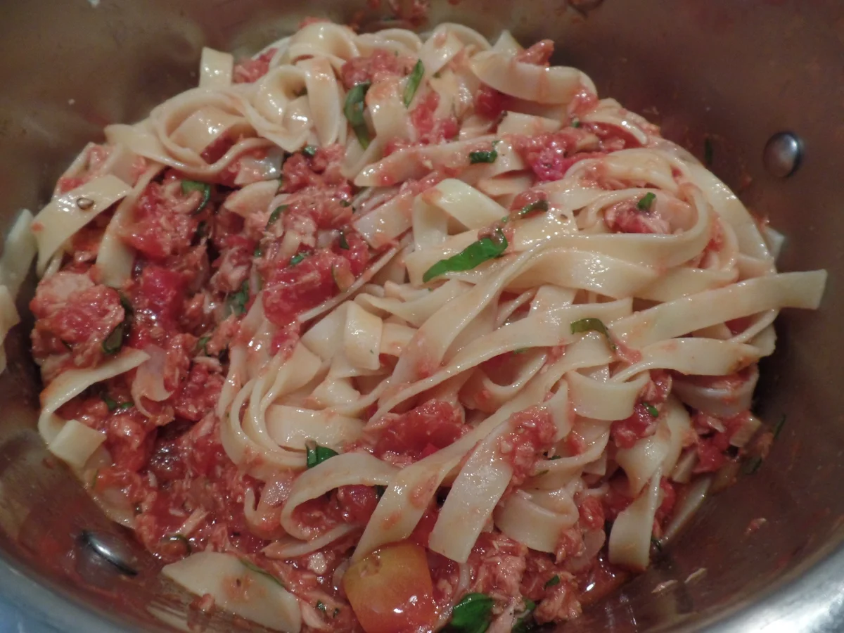 Tagliatelle mit Thunfisch-Tomatensauce - Rezept - Bild Nr. 14675
