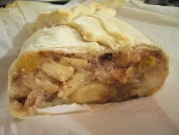 Mehlspeisen: Apfel-Pfirsich-Nuss Strudel - Rezept