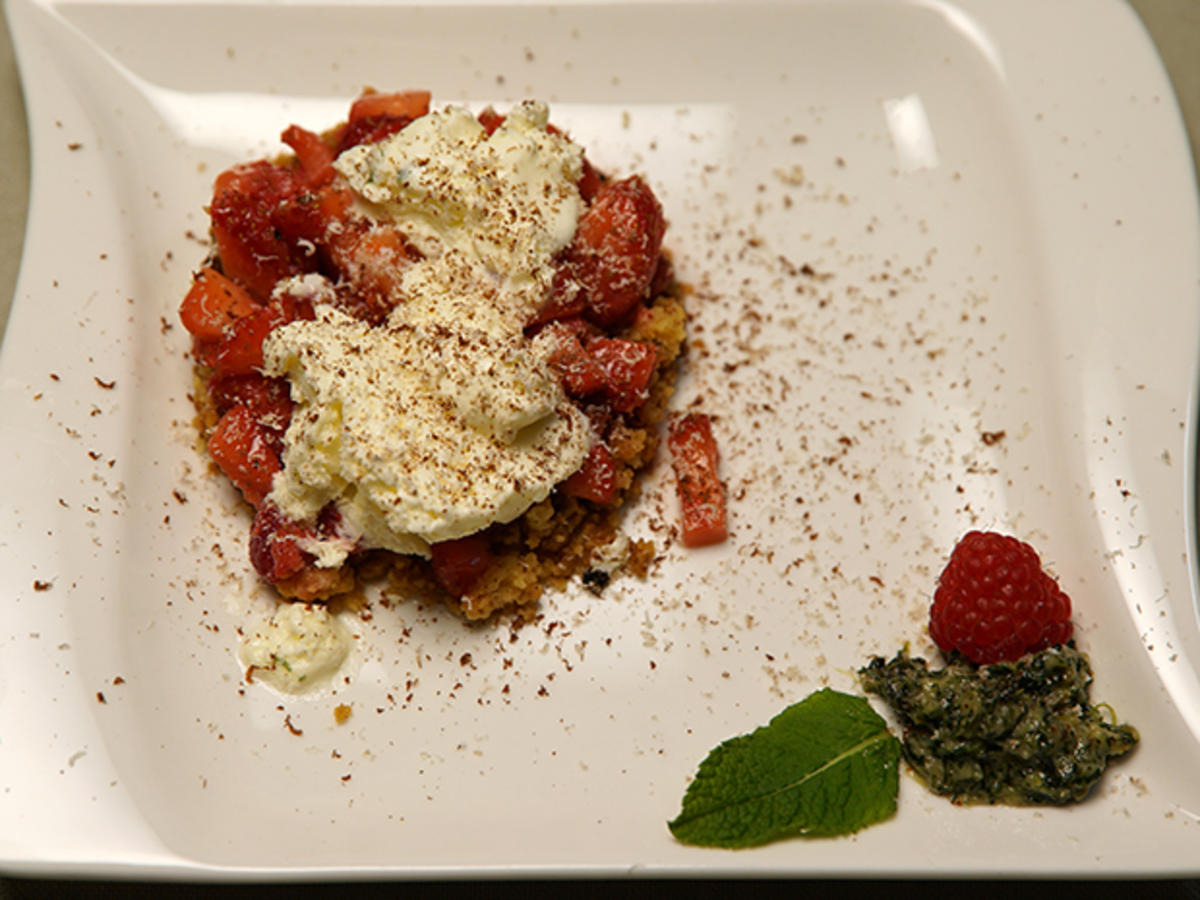 Frozen Joghurt, Erdbeeren und Crumble mit Minz-Pesto - Rezept - Bild Nr. 14664