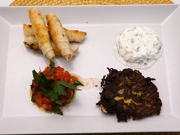 Sigara Börek und Tomatenconfit neben Zucchini-Reibeküchlein - Rezept - Bild Nr. 14677