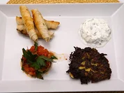 Sigara Börek und Tomatenconfit neben Zucchini-Reibeküchlein - Rezept - Bild Nr. 14677