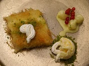 Künefe mit Honigmelonen-Bällchen in Eierlikör und Vanilleeis mit Pistazienhaube - Rezept - Bild Nr. 3