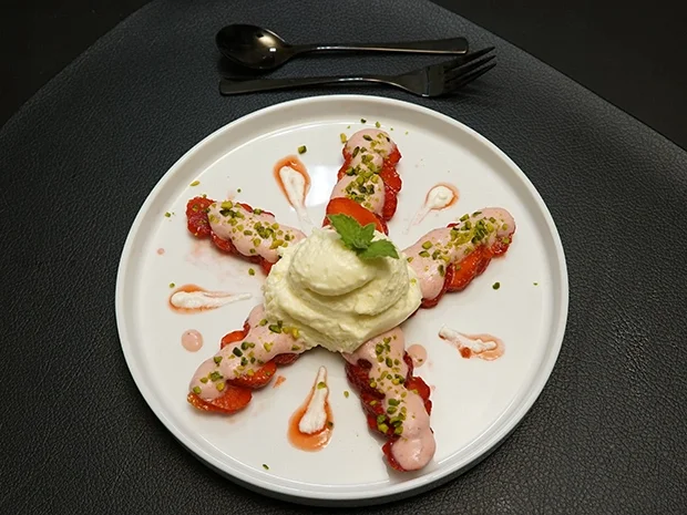 Mousse von weißer Schokolade an Erdbeercarpaccio mir Sauce a la Romanoff - Rezept - Bild Nr. 3