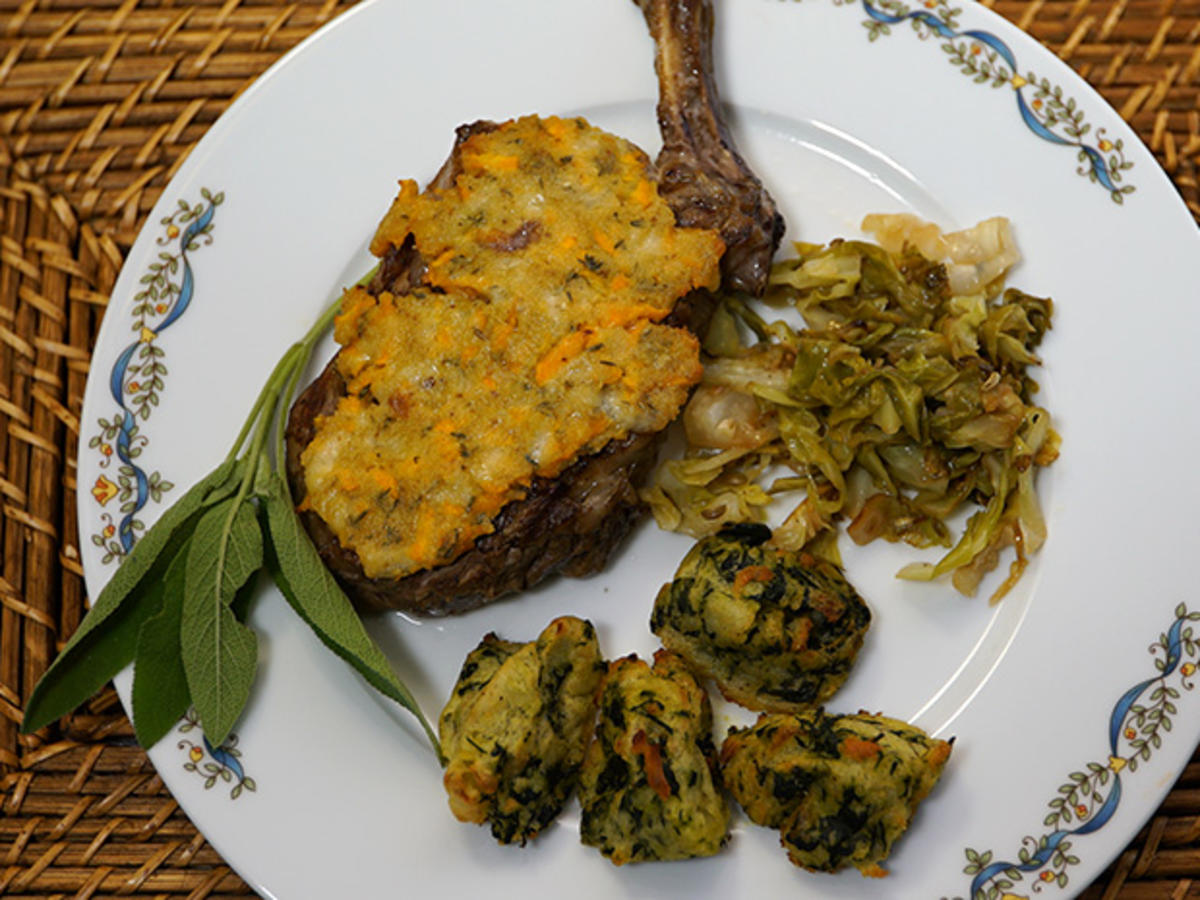 Kalbskotelett mit Kruste, Gemüse und Kartoffel-Spinat Klößchen - Rezept ...