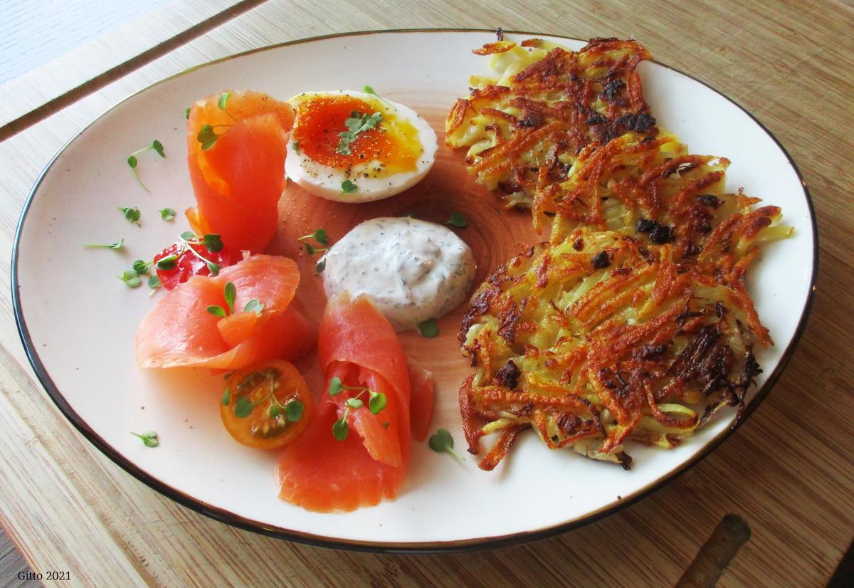 Kartoffel-Sauerkraut-Puffer mit Lachs und Joghurt-Dill-Dipp - Rezept - Bild Nr. 14684