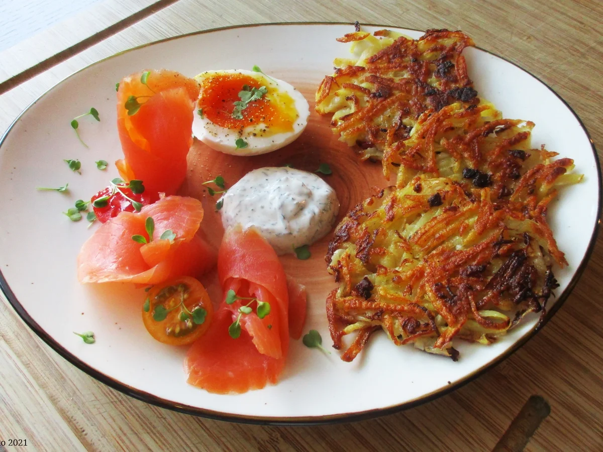 Kartoffel-Sauerkraut-Puffer mit Lachs und Joghurt-Dill-Dipp - Rezept - Bild Nr. 14684