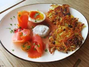 Kartoffel-Sauerkraut-Puffer mit Lachs und Joghurt-Dill-Dipp - Rezept - Bild Nr. 14684