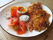 Kartoffel-Sauerkraut-Puffer mit Lachs und Joghurt-Dill-Dipp - Rezept - Bild Nr. 14684