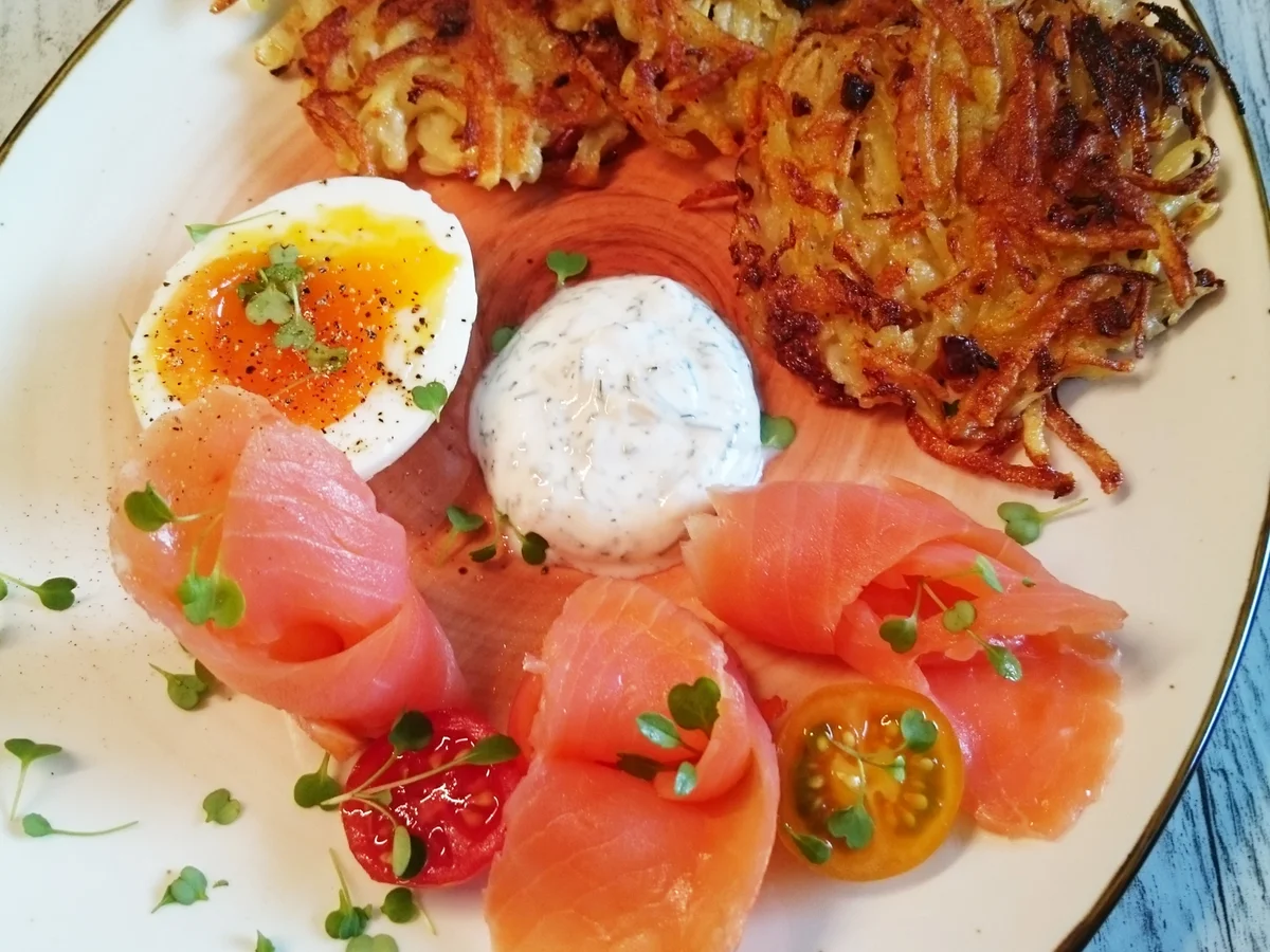 Kartoffel-Sauerkraut-Puffer mit Lachs und Joghurt-Dill-Dipp - Rezept - Bild Nr. 14687