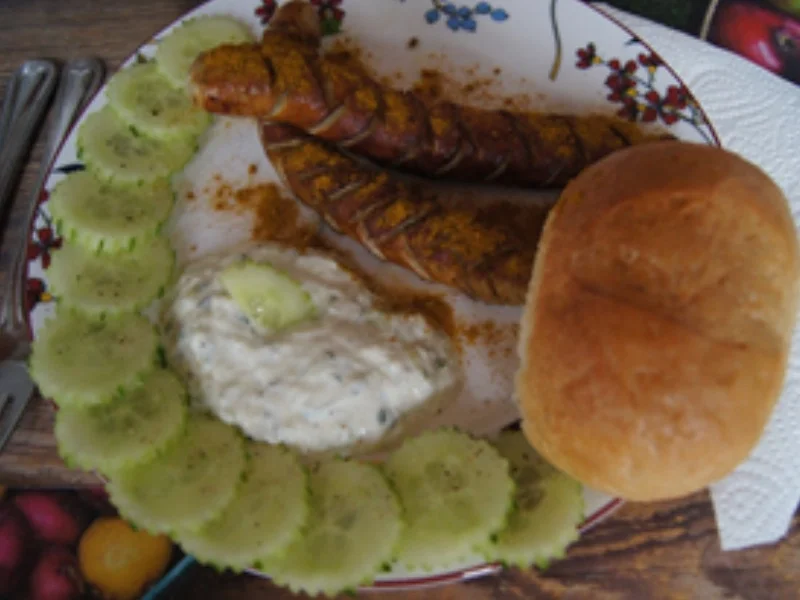 Rezept: Currybratwürste mit Tzatziki Bild Nr. 2 Currybratwürste mit Tzatziki - Rezept - Bild Nr. 2