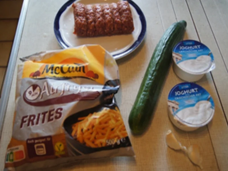 Cevapcici mit Tzatziki und Pommes Frites - Rezept - Bild Nr. 3