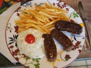 Cevapcici mit Tzatziki und Pommes Frites - Rezept - Bild Nr. 2