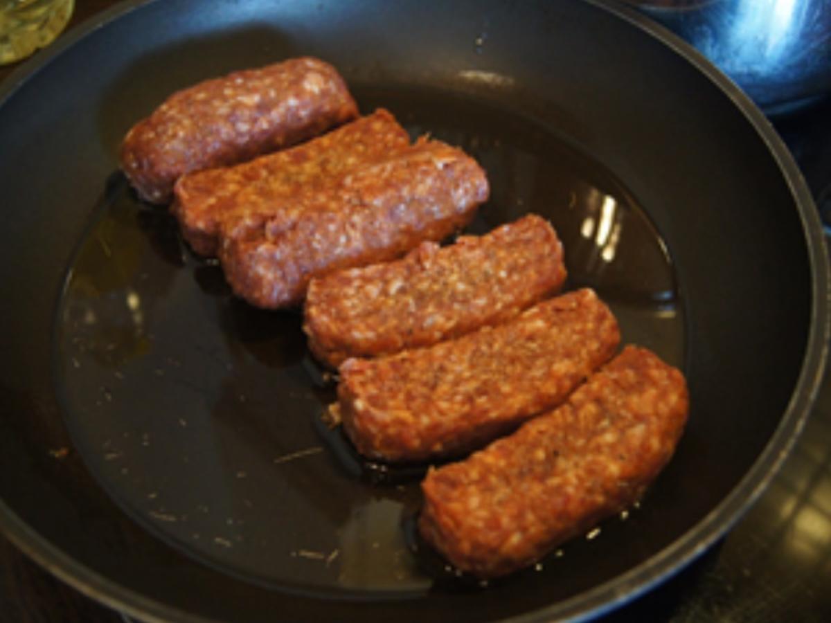 Cevapcici mit Tzatziki und Pommes Frites - Rezept - Bild Nr. 4