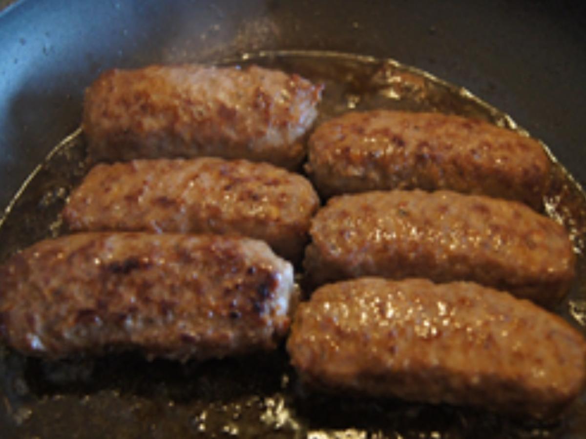 Cevapcici mit Tzatziki und Pommes Frites - Rezept - Bild Nr. 5