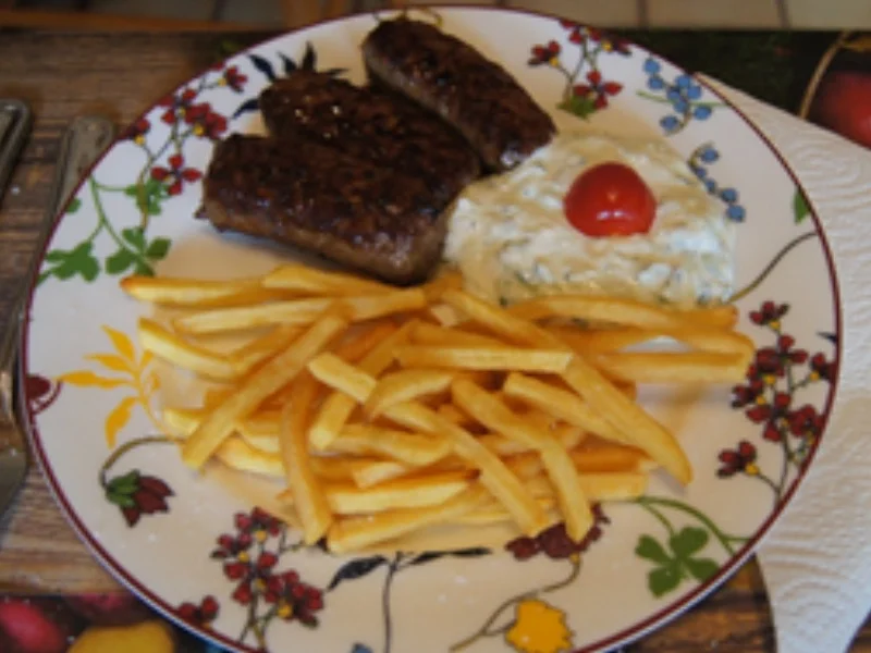 Cevapcici mit Tzatziki und Pommes Frites - Rezept - Bild Nr. 12