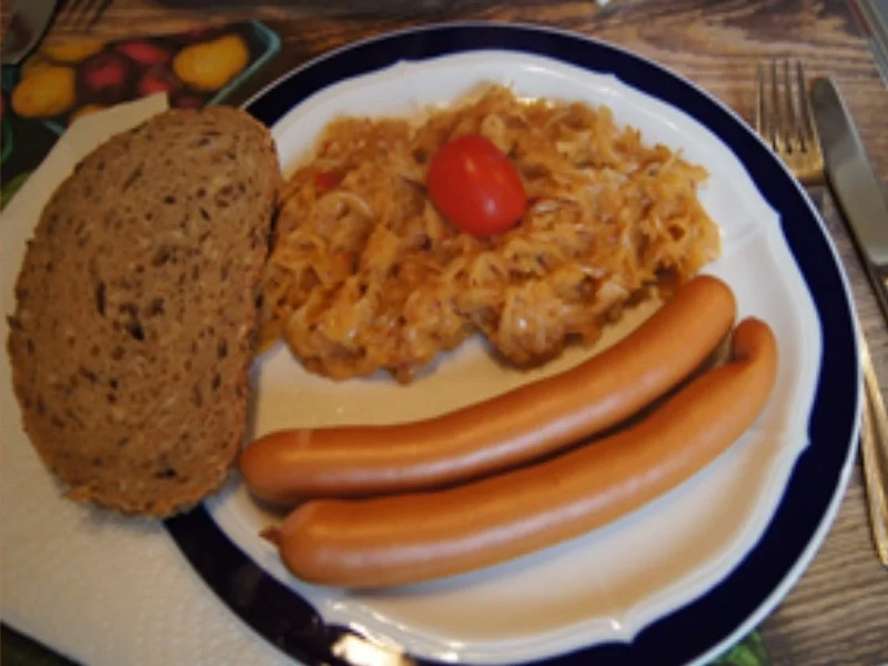 Rezept: Würziges Sauerkraut mit Wiener Würstchen und Fitness-Butterbrot Bild Nr. 14684 Würziges Sauerkraut mit Wiener Würstchen und Fitness-Butterbrot - Rezept - Bild Nr. 14684