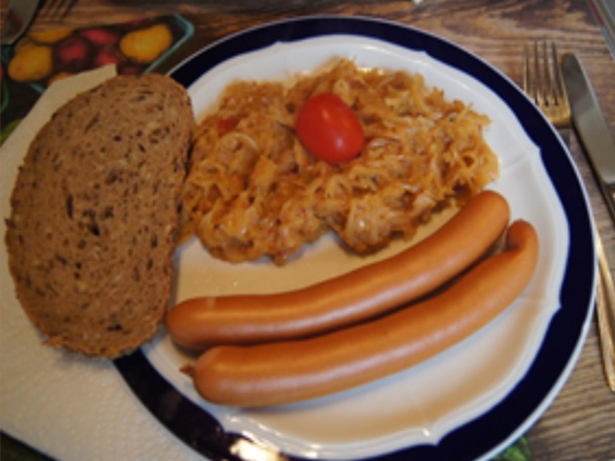 Würziges Sauerkraut mit Wiener Würstchen und Fitness-Butterbrot ...