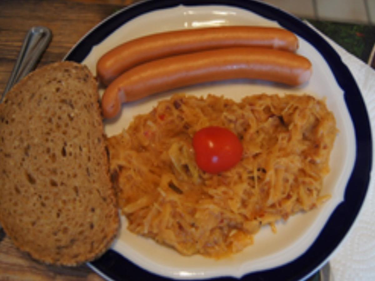 Würziges Sauerkraut mit Wiener Würstchen und FitnessButterbrot