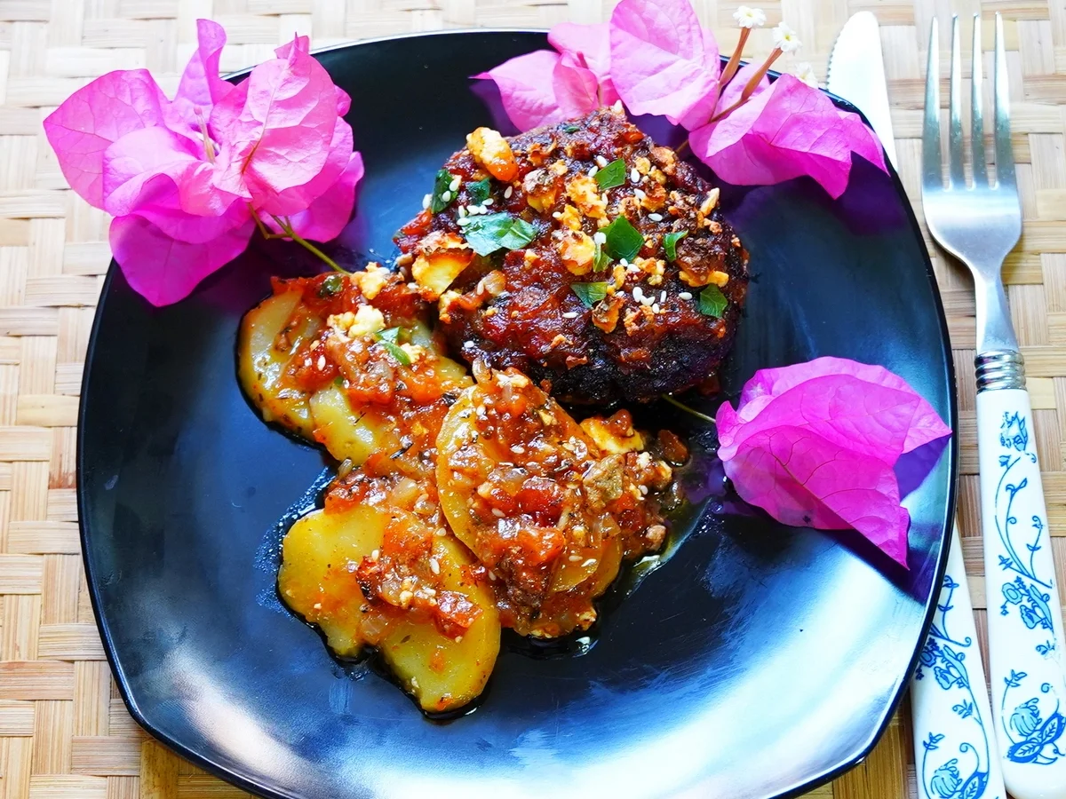 Rezept: Saftige Frikadellen mit Kartoffeln auf kretische Art Bild Nr. 14688 Saftige Frikadellen mit Kartoffeln auf kretische Art - Rezept - Bild Nr. 14688