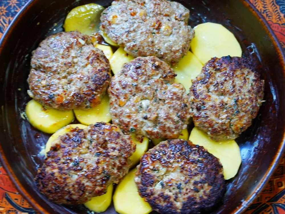Rezept: Saftige Frikadellen mit Kartoffeln auf kretische Art Bild Nr. 14690 Saftige Frikadellen mit Kartoffeln auf kretische Art - Rezept - Bild Nr. 14690