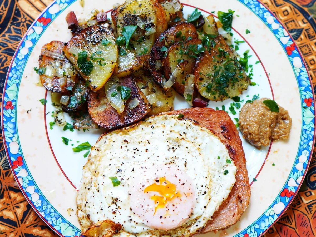 Bratkartoffeln mit Leberkäs und pochiertem Ei - Rezept - Bild Nr. 14689