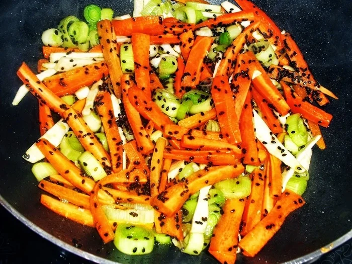 Hühnchen asiatischer Art auf Mie- Nudeln - kulinarische Weltreise - Rezept - Bild Nr. 14690