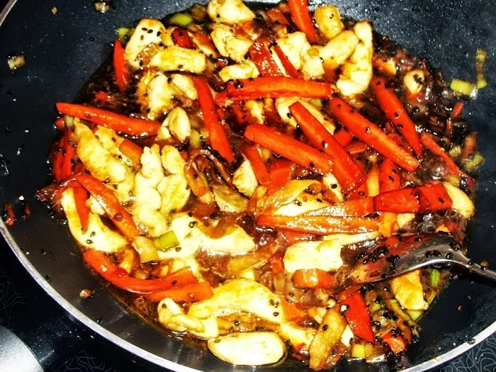 Hühnchen asiatischer Art auf Mie- Nudeln - kulinarische Weltreise - Rezept - Bild Nr. 14691