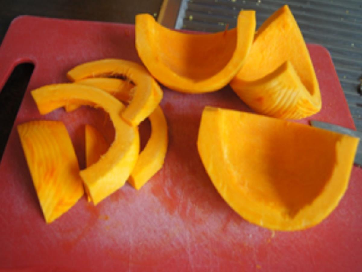 Pikant gewürzte Kürbissuppe mit Champignons - Rezept - kochbar.de Pikant gewürzte Kürbissuppe mit Champignons - Rezept - kochbar.de