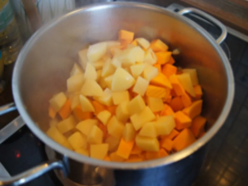 Pikant gewürzte Kürbissuppe mit Champignons - Rezept - Bild Nr. 10