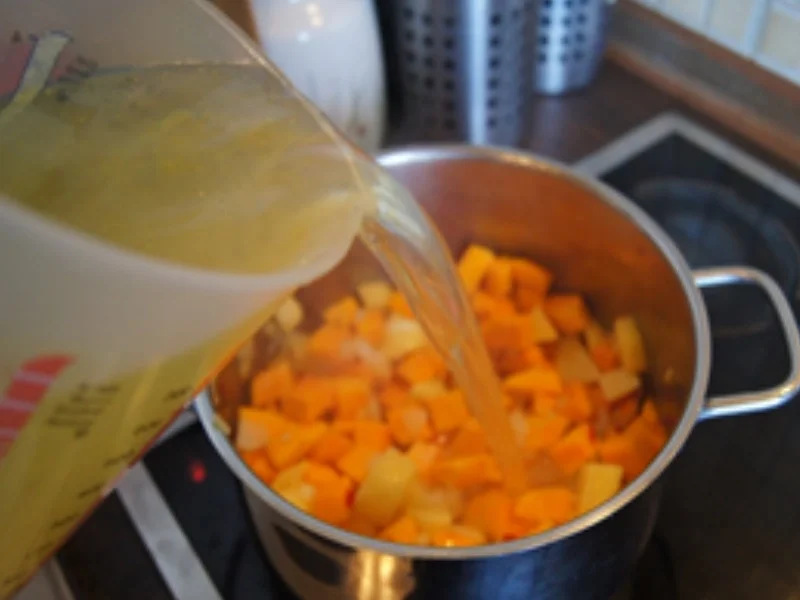 Pikant gewürzte Kürbissuppe mit Champignons - Rezept - Bild Nr. 12