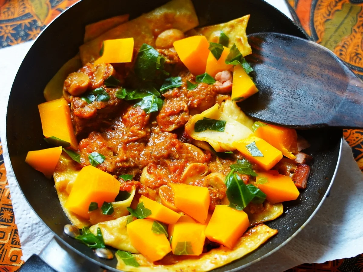 Knusprig-gebratene Pappardelle mit Fleischsauce und Papaya - Rezept - Bild Nr. 14689
