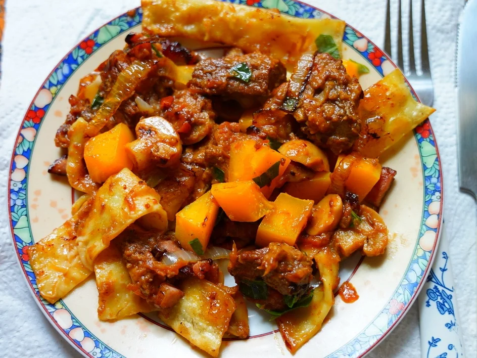 Knusprig-gebratene Pappardelle mit Fleischsauce und Papaya - Rezept - Bild Nr. 14690