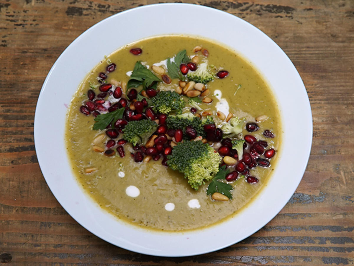 Kokos-Brokkoli-Suppe, verfeinert mit Granatapfel und orientalischen Gewürzen - Rezept - Bild Nr. 2